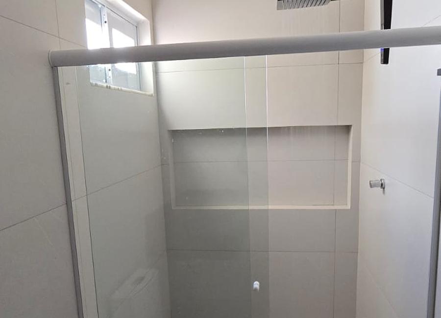 Banheiro com box de vidro