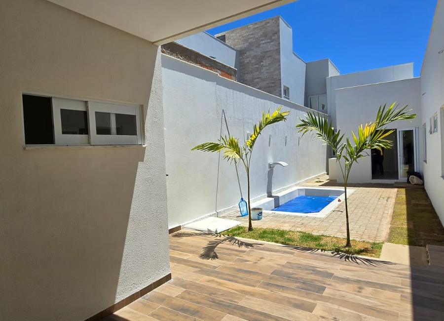 Área externa com piscina privativa