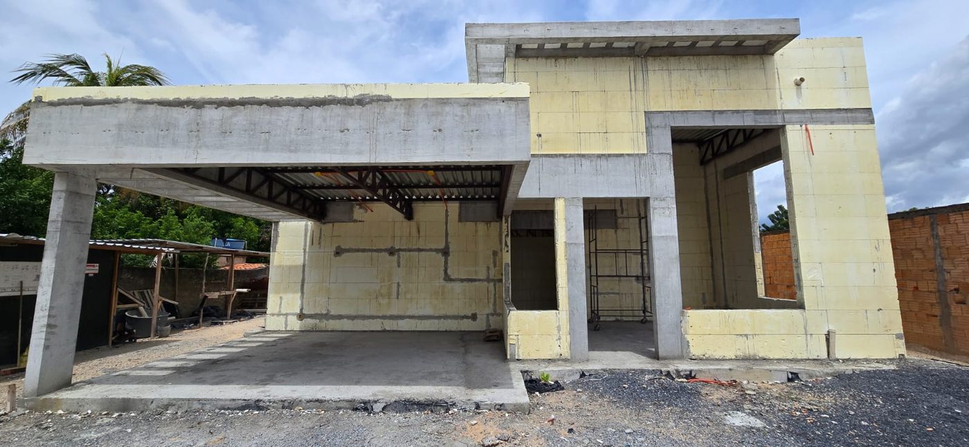 Parede de ICF  mostrando as camadas de EPS e o concreto armado, Sem limitações arquitetônicas.